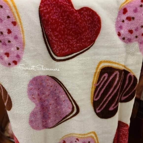 DECO Valentines Heart Donuts Soft Oversized Throw Blanket Home Decor 50"x70" New - Picture 6 of 10
